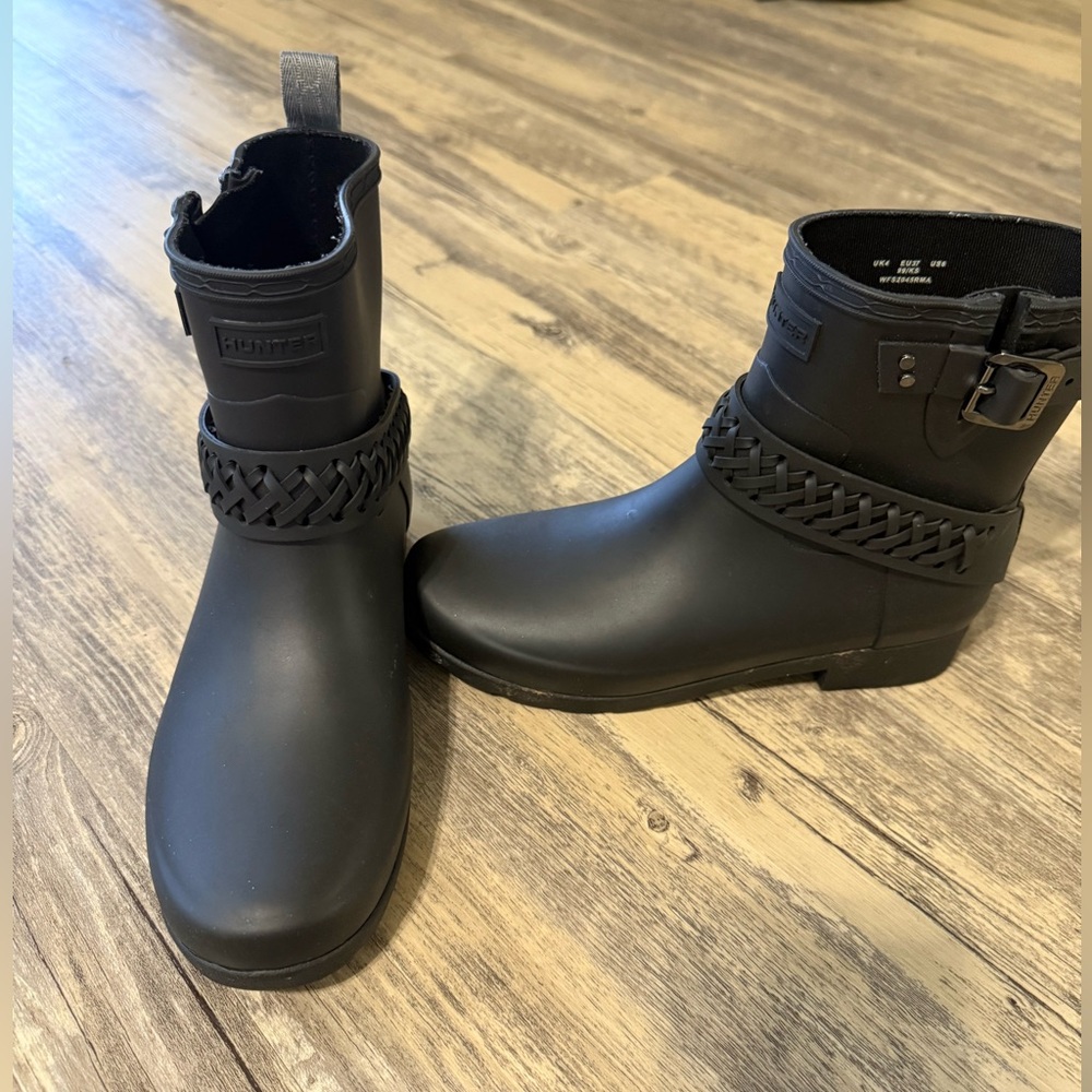 Women’s Hunter Rain Boots- Size 6